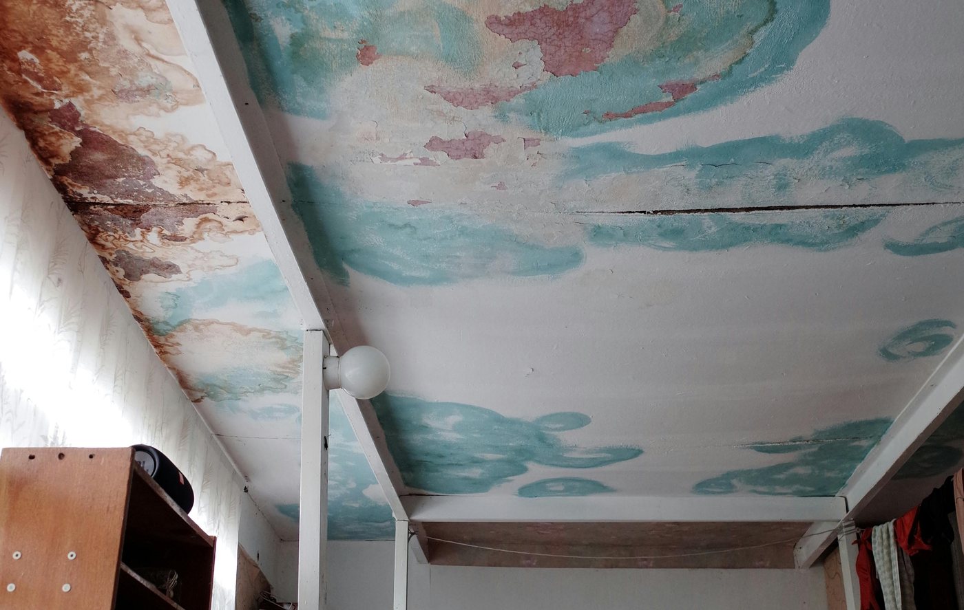 Water-damaged, stained ceiling in a Knoxville home needing restoration